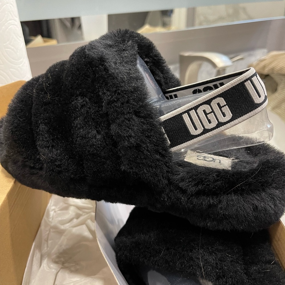 Ugg slippers gently used sz 5 (7.5)